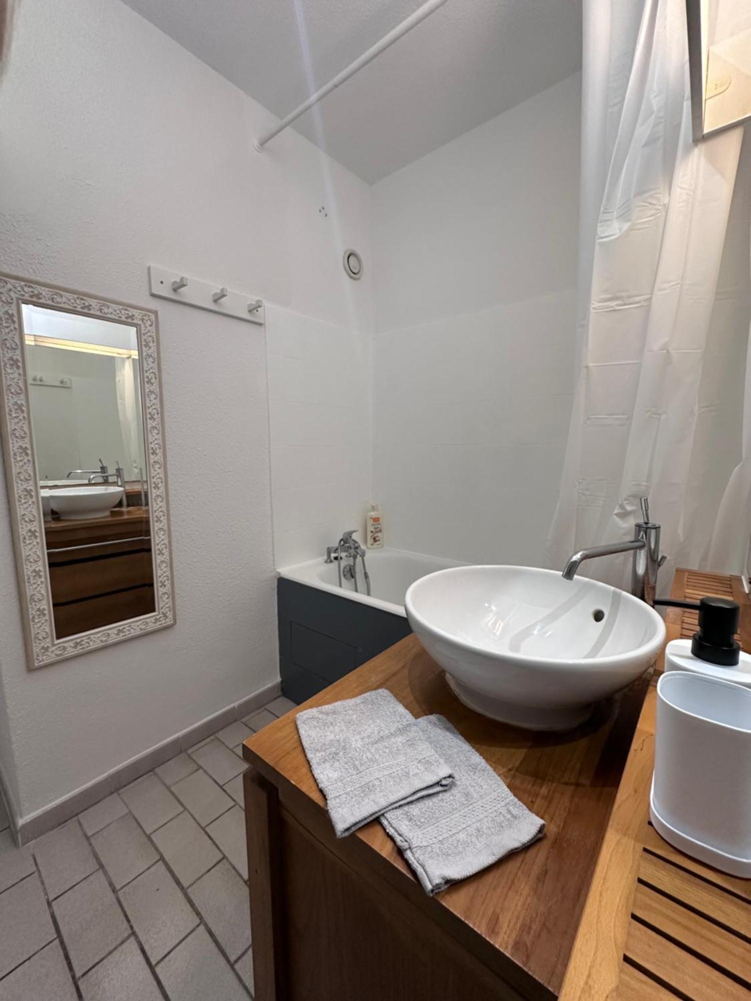 Studio Sur Le Port De Hyeres - A 2Min Des Plages, Clim & Balcon Exteriör bild