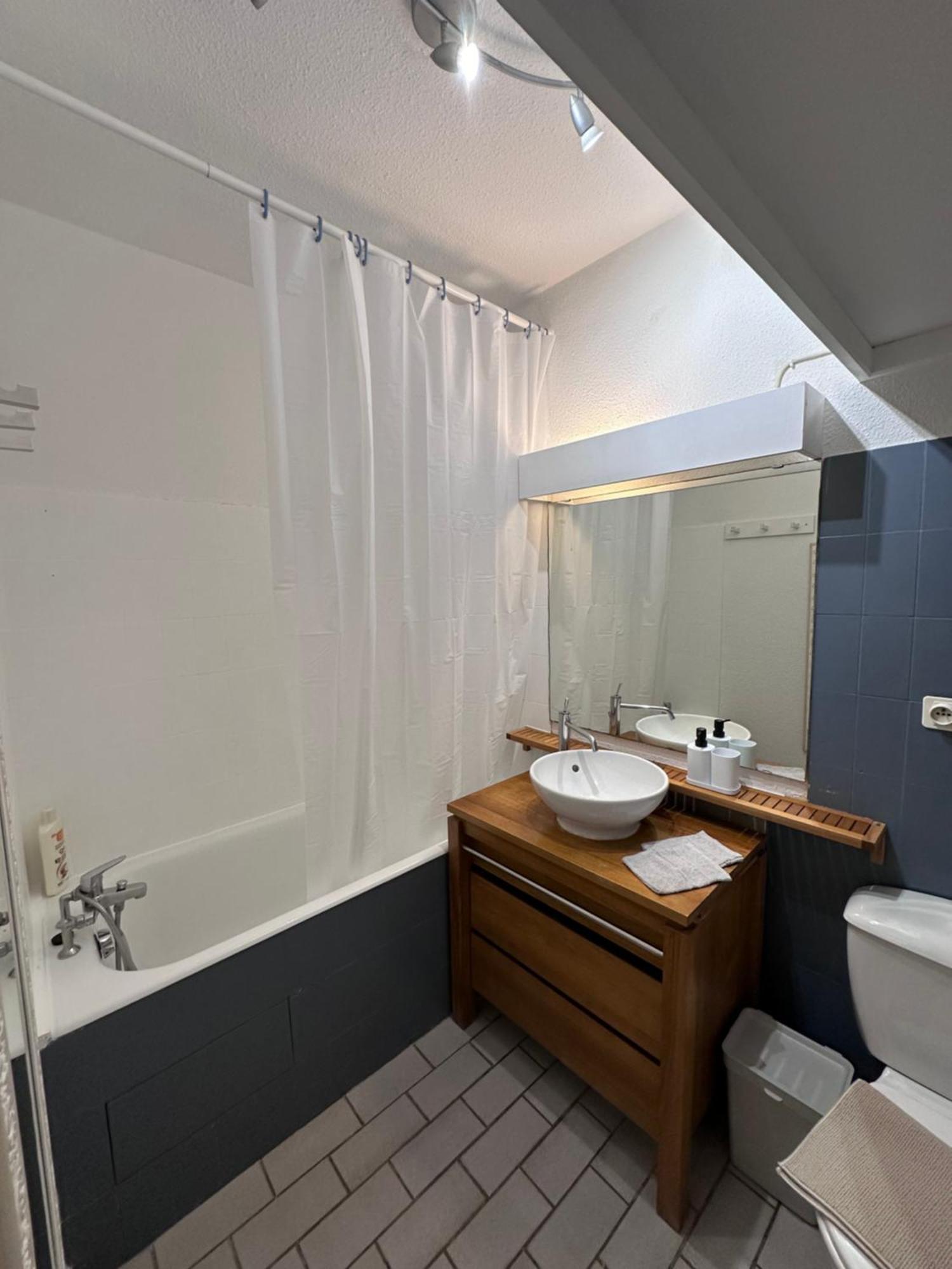 Studio Sur Le Port De Hyeres - A 2Min Des Plages, Clim & Balcon Exteriör bild